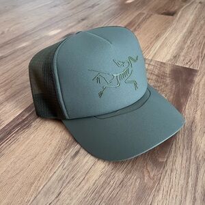 Arc’teryx bird trucker curved hat